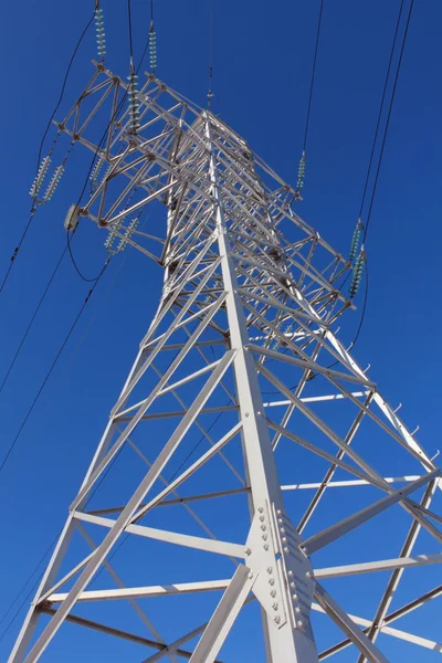 Башня Высоковольтной Линии Передач Против Голубого Неба — стоковое фото
