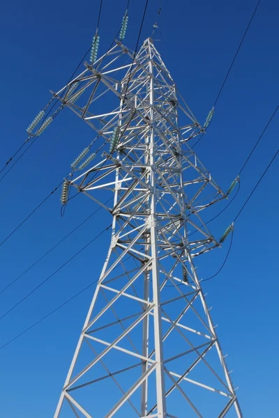 Wieża Linii Wysokiego Napięcia Transferów Przeciw Błękitne Niebo — Zdjęcie stockowe