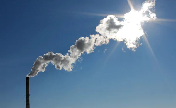 Rök Från Pipa Fabriken Mot Den Blå Himlen Och Solen — Stockfoto