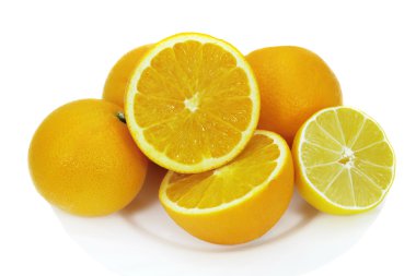 limon ve portakal bir plaka üzerinde