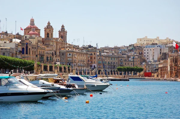 Estacionamiento de barcos en el gozo. malta — Foto de Stock