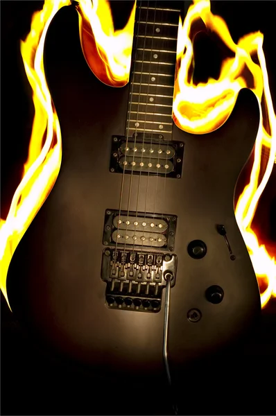 Brucia la chitarra sullo sfondo nero — Foto Stock