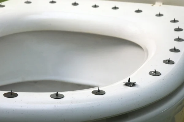 Metall κύκλο απότομη κουμπιά στην κορυφή τουαλέτα — Φωτογραφία Αρχείου