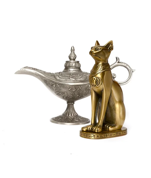 Statuette of a cat and oil lamp — Stock Photo, Image