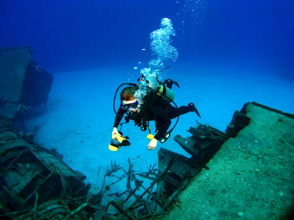 Plongeur photographiant une épave coulée — Photo