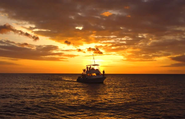 Gün batımında Hawaiian dalış teknesi — Stok fotoğraf