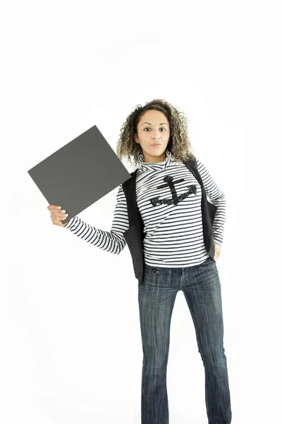 Mladá dívka, zobrazeno prázdné šedé desky — Stock fotografie