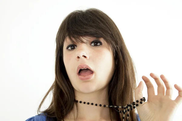 Beleza jovem mulher brincando com colar — Fotografia de Stock