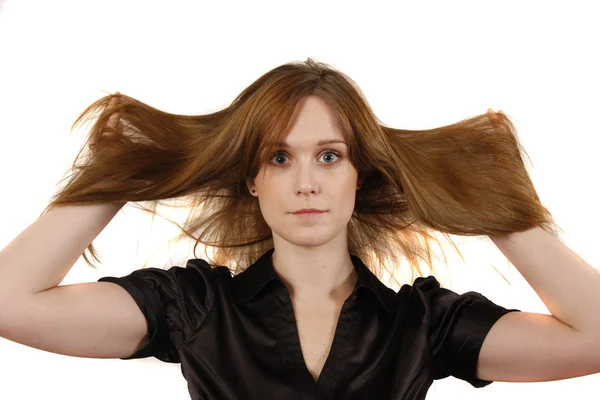 Eine junge blonde Frau spielt mit ihren Haaren — Stockfoto