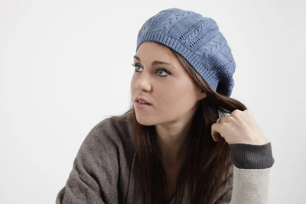 Mujer Joven Con Gorra Azul Mirando Cámara —  Fotos de Stock