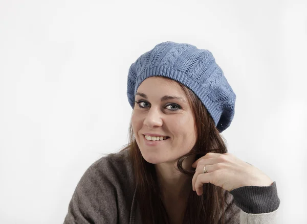Junge Frau Mit Blauer Mütze Blickt Die Kamera — Stockfoto