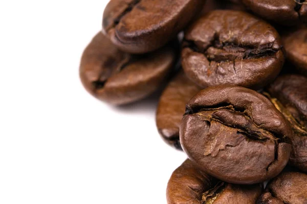 Makroaufnahme von Kaffeebohnen, isoaliert auf weiß — Stockfoto