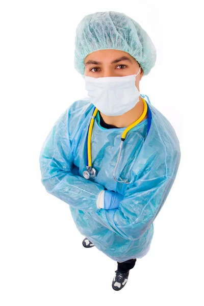Junger Chirurg mit verschränkten Armen, isoliert auf weiß — Stockfoto
