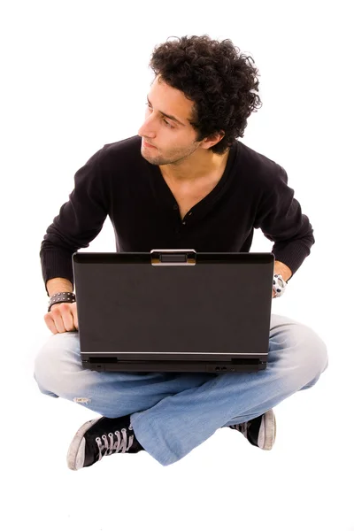 Ο άνθρωπος κάθεται στο πάτωμα χρησιμοποιώντας φορητό υπολογιστή — Φωτογραφία Αρχείου