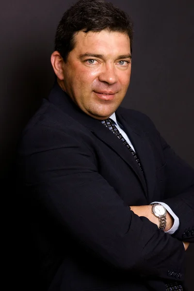Érett üzleti férfi portré-fekete háttér — Stock Fotó