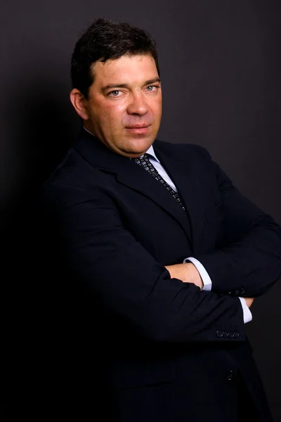 Érett üzleti férfi portré-fekete háttér — Stock Fotó