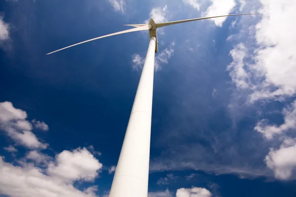 Windmolen tegen een blauwe hemel en wolken, alternatieve energie sourc — Stockfoto