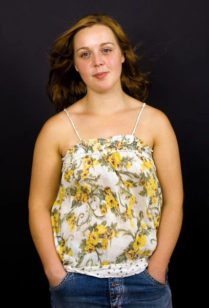 Fiatal, szép, szőke lány portré-fekete háttér — Stock Fotó