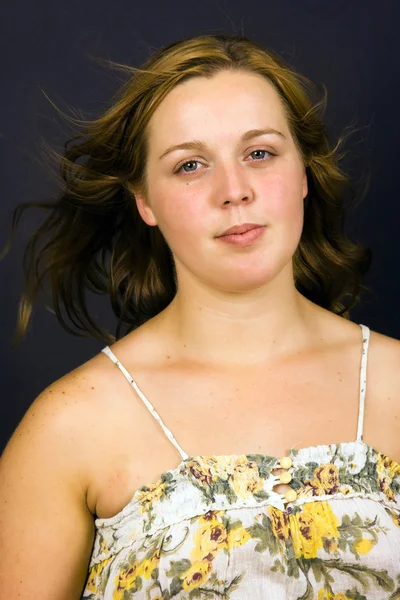 Joven hermosa chica rubia retrato contra fondo negro — Foto de Stock