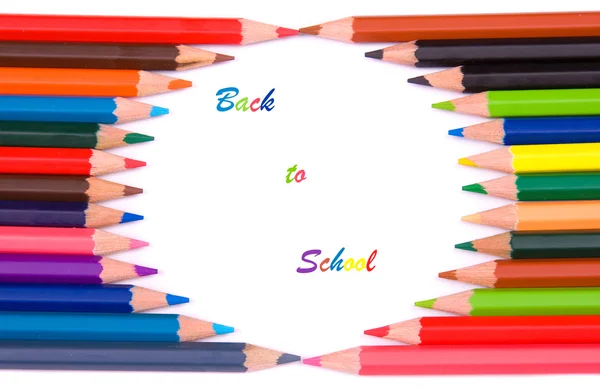 Цветные карандаши на белом фоне, обратно в школу — стоковое фото