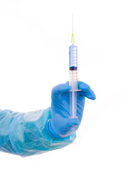 Mão segurando uma seringa médica. Isolado em branco — Fotografia de Stock