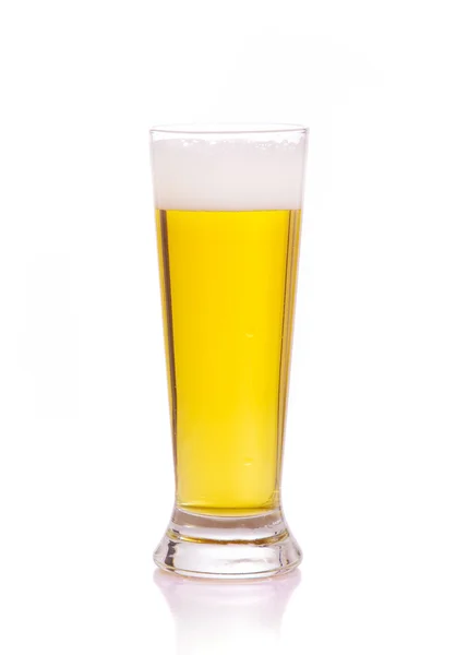 Ποτήρι μπύρα σε λευκό φόντο — Φωτογραφία Αρχείου