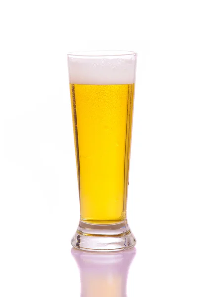 Beyaz arka planda bir bardak bira. — Stok fotoğraf