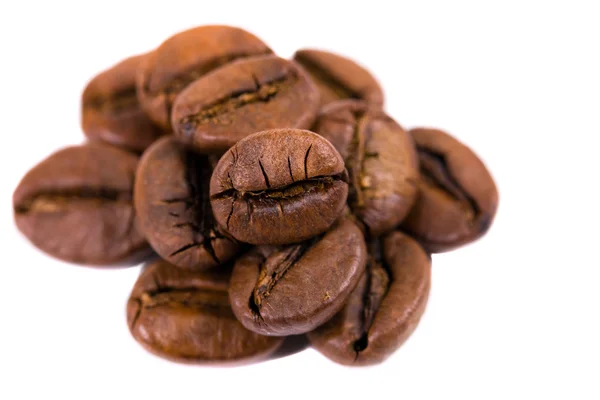 Makroaufnahme von Kaffeebohnen, isoliert auf weiß — Stockfoto