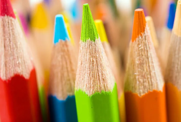 Tas de crayons de couleur, plan studio — Photo