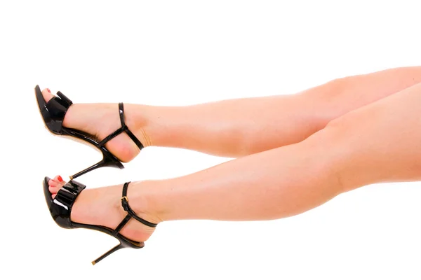 Lange kvinnebein i høye hæler isolert på hvite – stockfoto