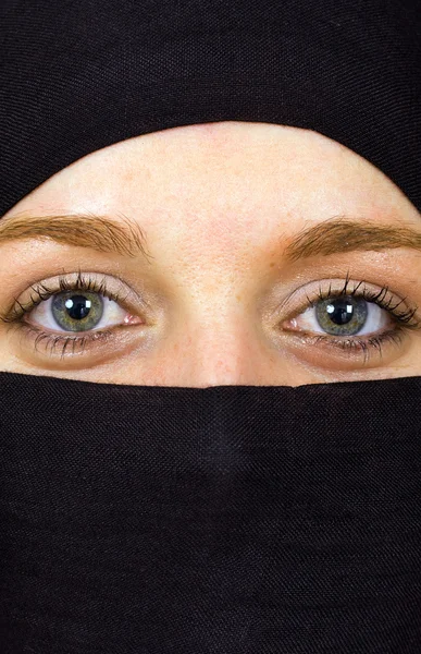 Retrato de cerca una mujer con vell negro, estilo árabe — Foto de Stock