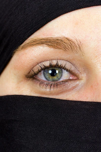 Close-up retrato de uma mulher com vell preto, estilo árabe — Fotografia de Stock