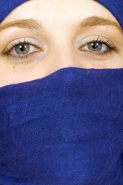 Close-up retrato de uma mulher com vell azul, estilo árabe — Fotografia de Stock