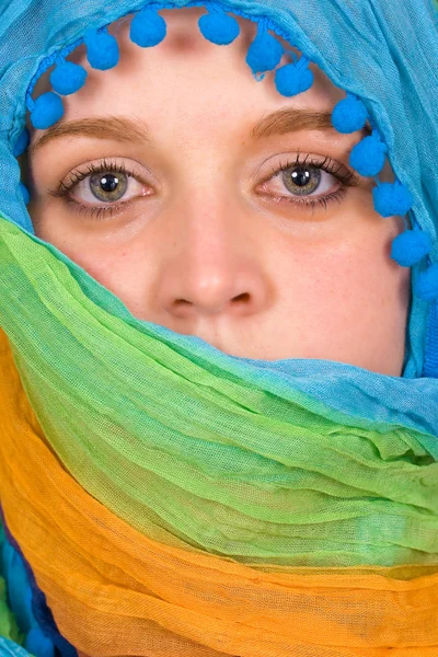 Gros plan portrait d'une femme avec un vell coloré, style arabe — Photo