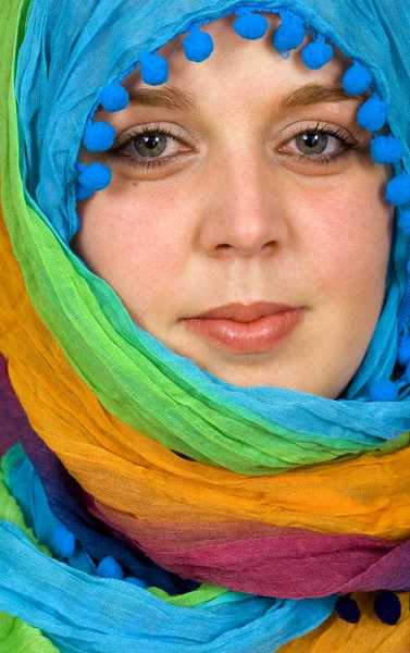 Close-up portret een vrouw met een gekleurde vell, Arabische stijl — Stockfoto