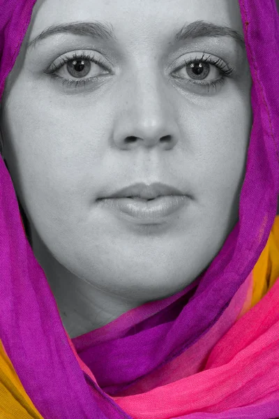 Close-up πορτρέτο μιας γυναίκας με ένα χρωματιστό vell, Αραβικού στυλ — Φωτογραφία Αρχείου