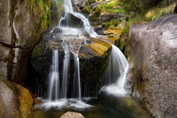 Hermosa cascada en el parque nacional, Portugal — Foto de Stock