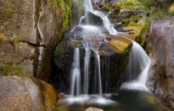 Bella cascata al parco nazionale, Portogallo — Foto Stock