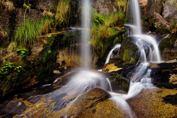 Krásný vodopád v národním parku, Portugalsko — Stock fotografie
