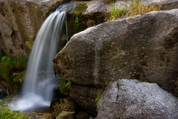 Vodopád mezi de roks v národním parku, Portugalsko — Stock fotografie