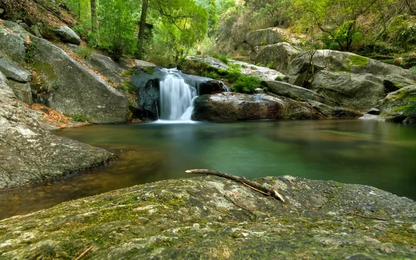 Piękne rzeki jesień w parku narodowym Portugalii — Zdjęcie stockowe