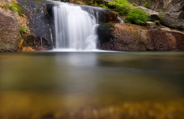 Bela cachoeira de outono no parque nacional português — Fotografia de Stock