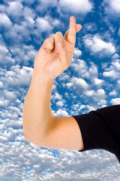 关闭的一只手用手指越过 clo 蓝蓝的天空 — 图库照片