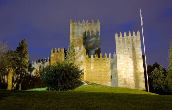 Castelul Guimaraes la apus de soare, la nord de Portugalia — Fotografie, imagine de stoc