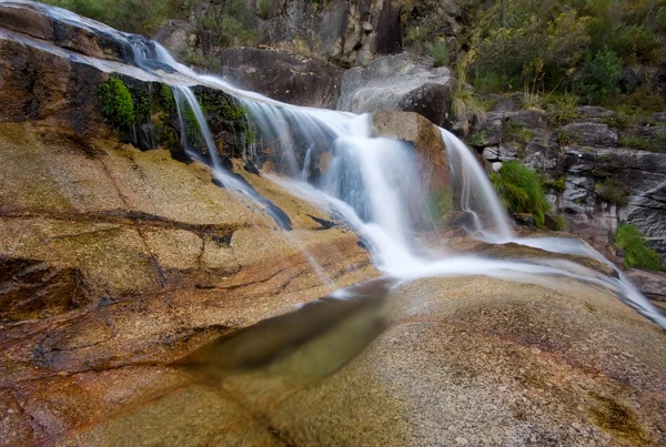 Krásný vodopád v národním parku, Portugalsko — Stock fotografie
