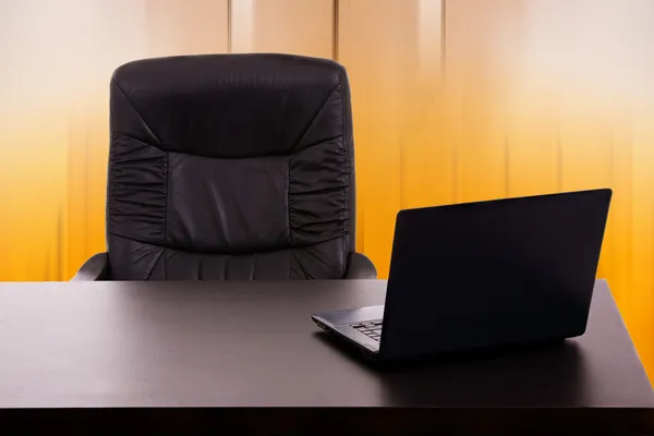 Ordenador portátil en un escritorio en la oficina — Foto de Stock