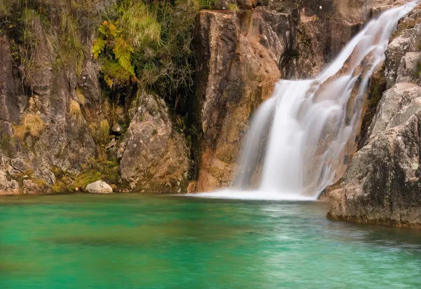 Air terjun yang indah di taman nasional, Portugal — Stok Foto