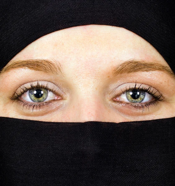 Retrato de cerca de una joven mujer de belleza, estilo árabe — Foto de Stock
