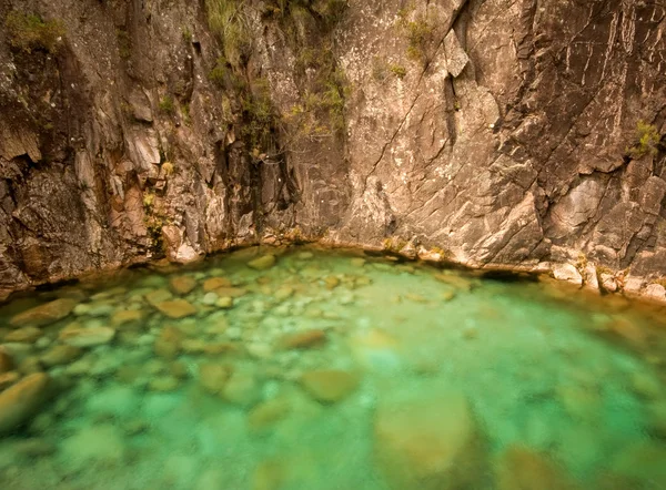Πανέμορφη λίμνη ενός καταρράκτη στο πορτογαλικό εθνικό πάρκο — Φωτογραφία Αρχείου