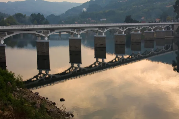 Brücke des geres nationalparks bei untergang, nördlich von portugal — Stockfoto